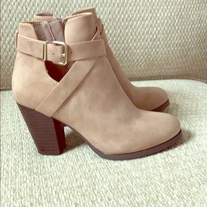 New with tag! Light tan 3 1/2 inch heel boots
